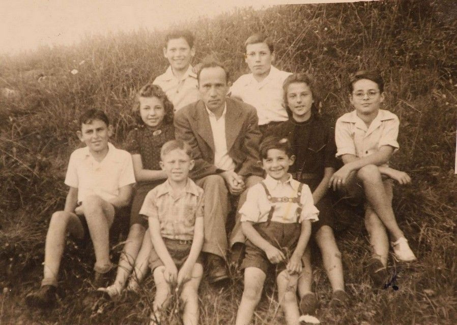 Arie (chłopiec po lewej), zdjęcie powstało prawdopodobnie podczas edukacji w niemieckiej szkole.