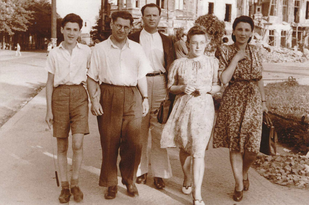 Julian, Izydor, Maksymilian, Sława i Halina Tepper