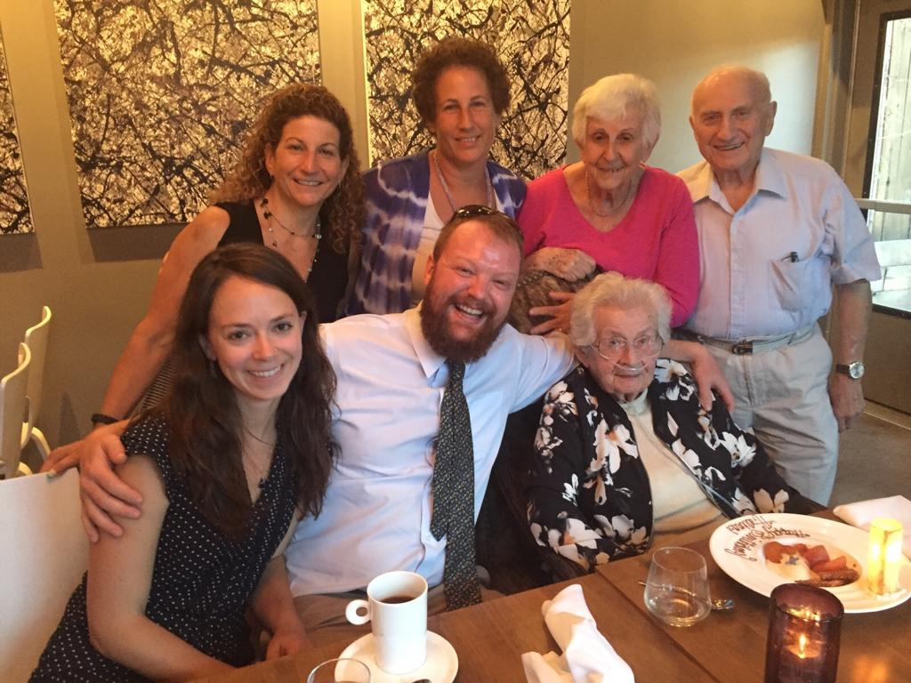 Michael i Irene Feit (wyżej, para po prawej) z ich córkami Betsy i Susan (wyżej, po lewej). Halina Milgrom i jej syn Martin na dole