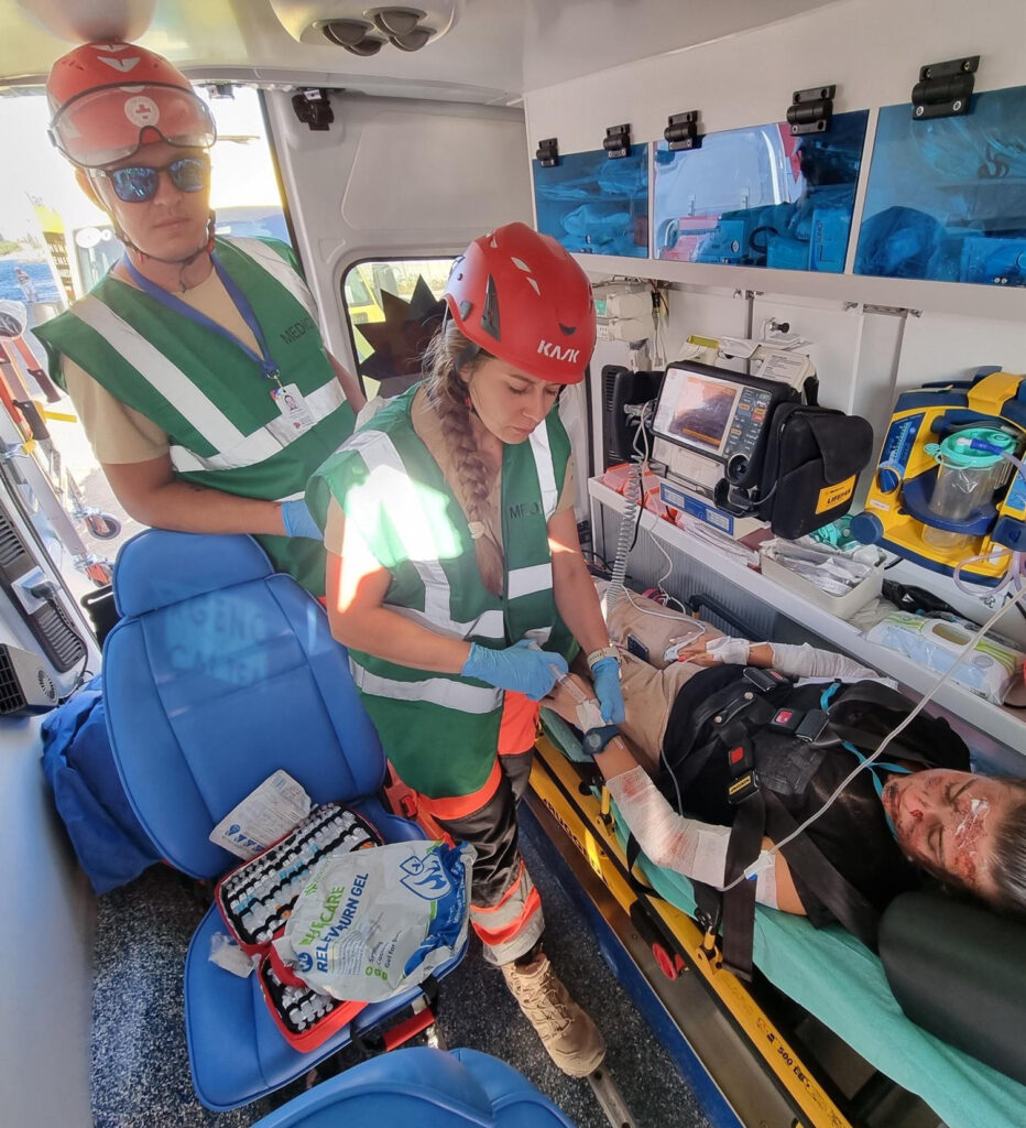 EU MODEX w Turcji w 2023 roku, opieka nad pozorantem w ambulansie.