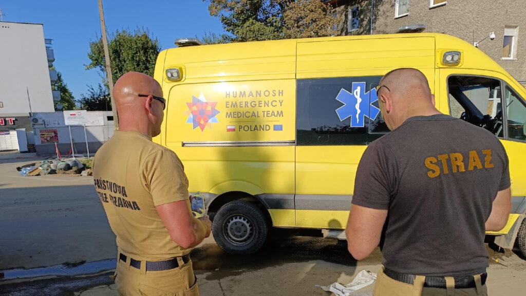 Powódź w Polsce, 2024. Ambulans HEMT podczas działań we współpracy ze służbami. Cztery nasze ambulanse pracowały całodobowo w czterech lokalizacjach.